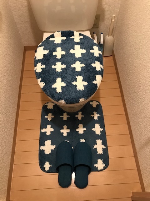 ダイソーの北欧柄トイレマット 雲をイメージのトイレットペーパー収納 アンティークな雑貨に囲まれたい